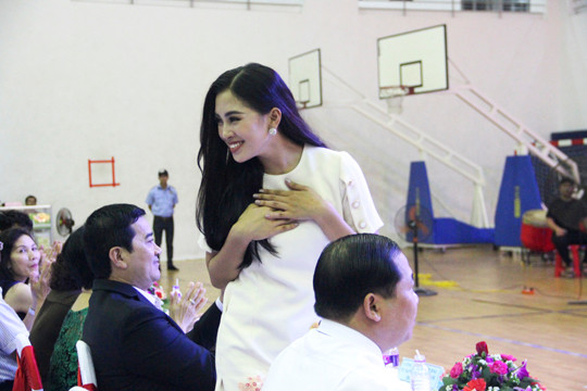 Hoa hậu Trần Tiểu Vy đồng hành cùng tuổi trẻ Bình Định ảnh 1