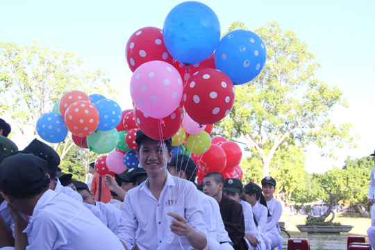 Anh Lê Quốc Phong dự khai giảng, trao tặng công trình thanh niên ảnh 1