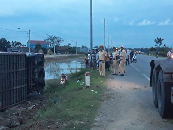 Xe khách chở 29 người lăn xuống ruộng vì 'né' xe công nông ảnh 3