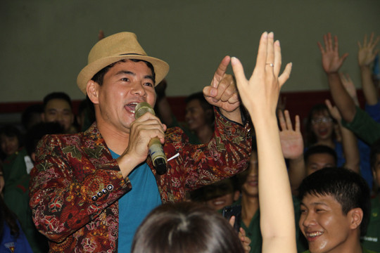 Hoa hậu Trần Tiểu Vy đồng hành cùng tuổi trẻ Bình Định ảnh 7