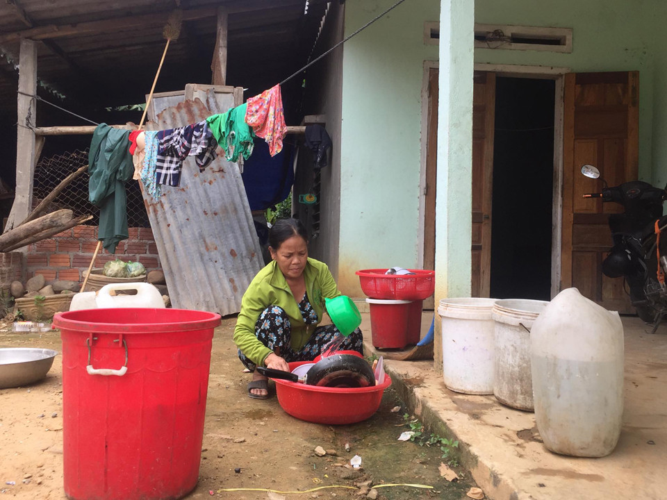 Mưa lũ khắp nơi, dân quân vẫn phải chở nước về giúp dân chữa khát ảnh 3