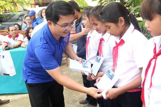 Lần đầu tiên đưa cây hoa đào về xã miền núi Vĩnh Sơn ảnh 2