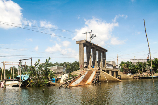 Cầu gãy, ngàn người dân chèo đò qua sông hàng ngày ảnh 1