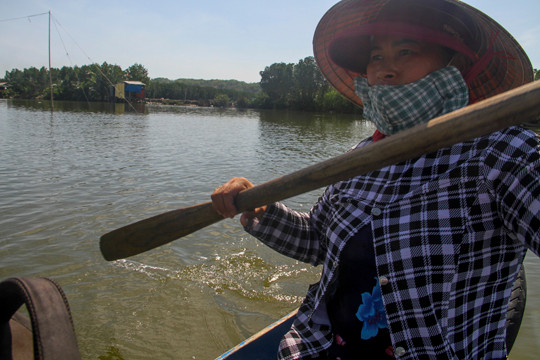 Cầu gãy, ngàn người dân chèo đò qua sông hàng ngày ảnh 5