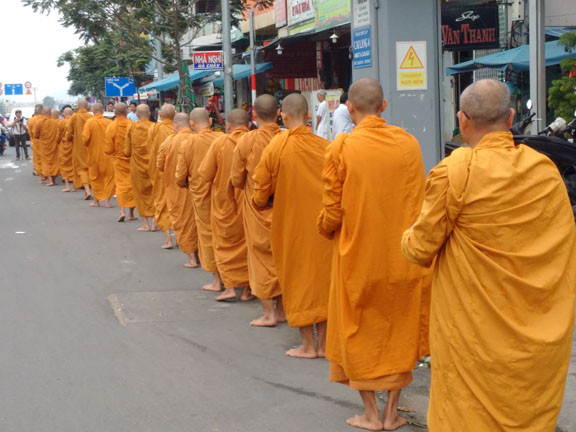 Ấn tượng hàng trăm hành giả phái Khất sĩ trên đường phố Đà Nẵng ảnh 1