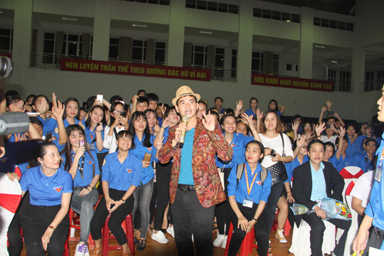 Hoa hậu Trần Tiểu Vy đồng hành cùng tuổi trẻ Bình Định ảnh 6