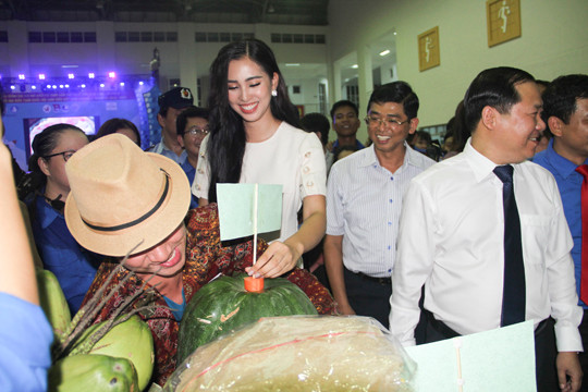 Hoa hậu Trần Tiểu Vy đồng hành cùng tuổi trẻ Bình Định ảnh 5