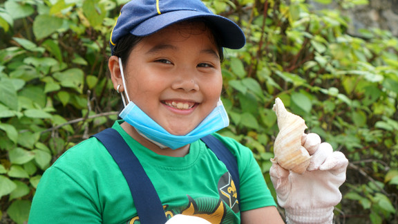 Nhặt rác vừa học vừa cười ảnh 9