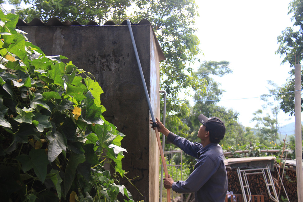 Mưa lũ khắp nơi, dân quân vẫn phải chở nước về giúp dân chữa khát ảnh 1