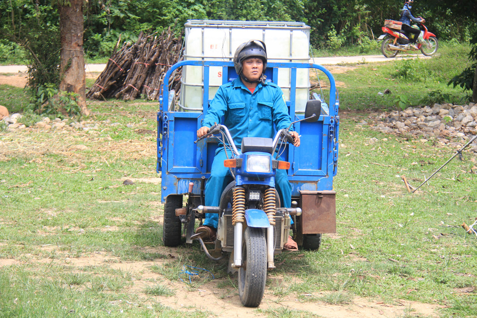 Mưa lũ khắp nơi, dân quân vẫn phải chở nước về giúp dân chữa khát ảnh 5