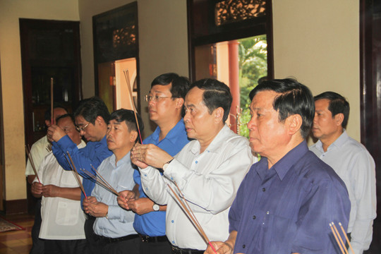 Đại biểu T.Ư Đoàn dâng hoa, dâng hương tưởng nhớ vua Quang Trung ảnh 5