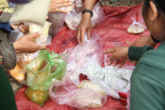  Chợ 'lạ' giữa đường rừng ảnh 2