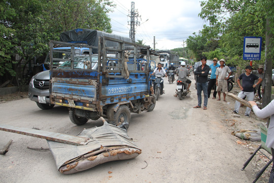 Bình Định: Dân chặn đường xe doanh nghiệp vì… 'ăn no' bụi ảnh 2