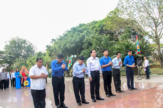 Đại biểu T.Ư Đoàn dâng hoa, dâng hương tưởng nhớ vua Quang Trung ảnh 1