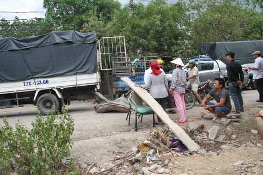 Bình Định: Dân chặn đường xe doanh nghiệp vì… 'ăn no' bụi ảnh 1