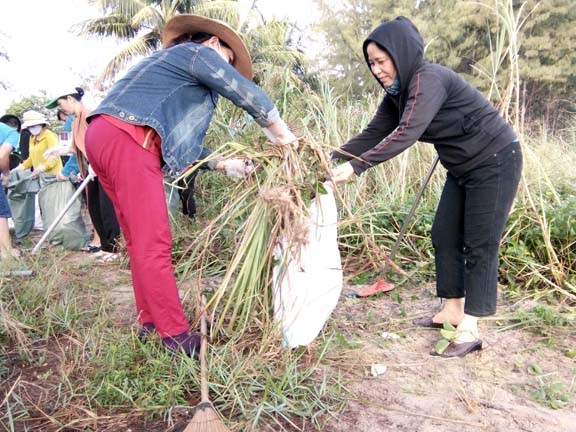 Đà Nẵng vui trong Ngày hội 'Đổi rác lấy vở' ảnh 5