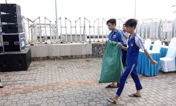 Đà Nẵng vui trong Ngày hội 'Đổi rác lấy vở' ảnh 6