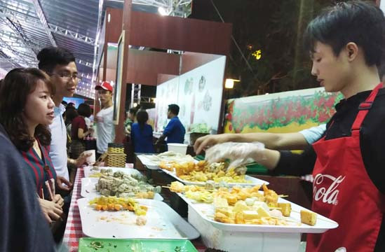 Đông đảo du khách tham gia Lễ hội ẩm thực đường phố Đà Nẵng ảnh 3