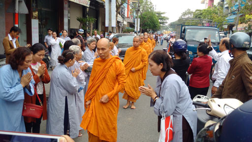Ấn tượng hàng trăm hành giả phái Khất sĩ trên đường phố Đà Nẵng ảnh 4