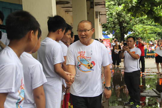 HLV Park Hang Seo 'Gieo ước mơ' với trẻ thơ Bình Định ảnh 2