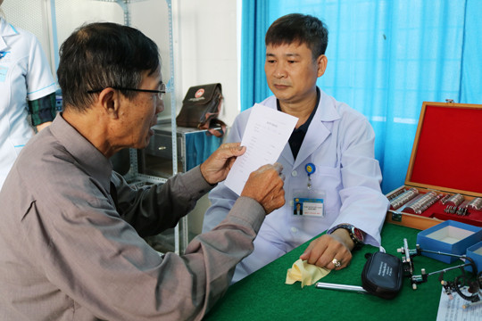 Khám và phát thuốc miễn phí cho 400 người nghèo ảnh 3