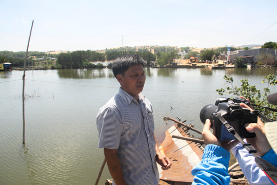 Cầu gãy, ngàn người dân chèo đò qua sông hàng ngày ảnh 7