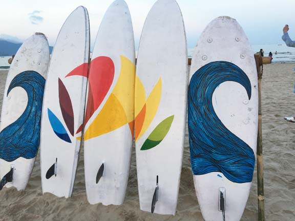 Giới trẻ Đà Nẵng đua nhau check in bên thuyền thúng, ván trượt độc-lạ ảnh 3