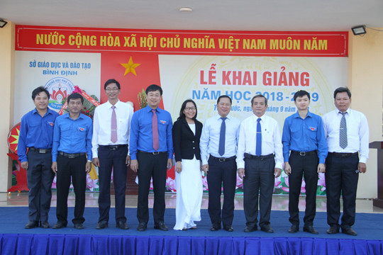 Anh Lê Quốc Phong dự khai giảng, trao tặng công trình thanh niên ảnh 7