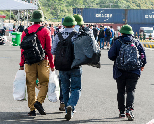 Hải quân Mỹ đội mũ cối, mũ tai bèo trong ngày tạm biệt Đà Nẵng ảnh 4