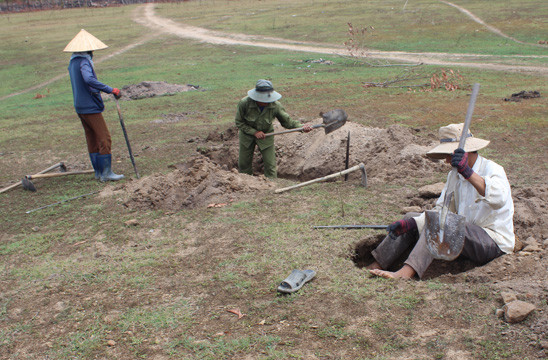 Người dân Phú Yên đổ xô đào đá đen bán giá 4 triệu đồng/kg ảnh 4