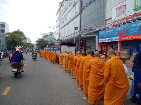 Ấn tượng hàng trăm hành giả phái Khất sĩ trên đường phố Đà Nẵng ảnh 2