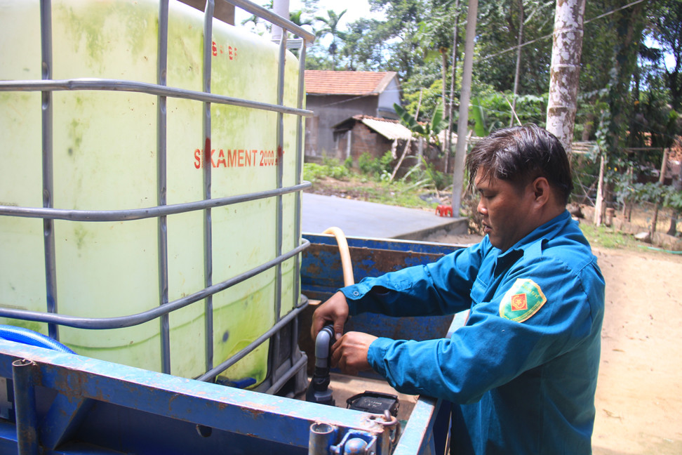 Mưa lũ khắp nơi, dân quân vẫn phải chở nước về giúp dân chữa khát ảnh 6