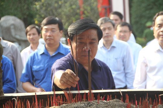 Đại biểu T.Ư Đoàn dâng hoa, dâng hương tưởng nhớ vua Quang Trung ảnh 4