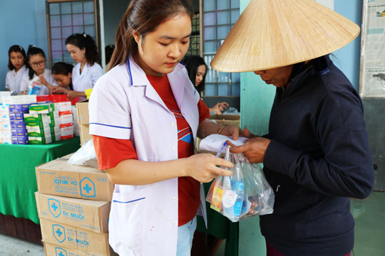 Khám và phát thuốc miễn phí cho 400 người nghèo ảnh 4