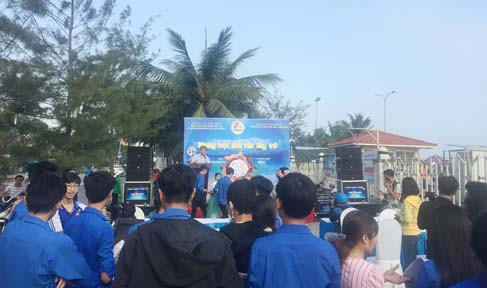Đà Nẵng vui trong Ngày hội 'Đổi rác lấy vở' ảnh 1