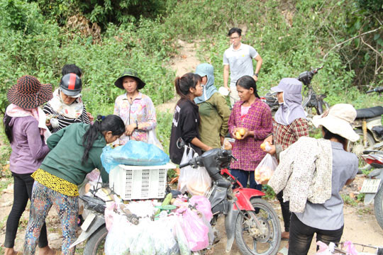  Chợ 'lạ' giữa đường rừng ảnh 3