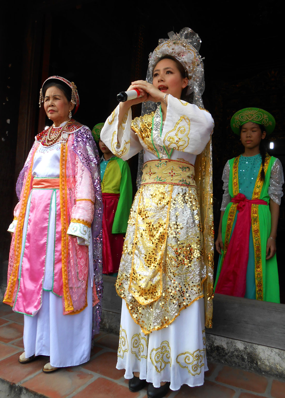 Dương Thị Phương đóng vai Đức Thánh bà trịnh trọng cởi bỏ mo cau để đi lấy chồng