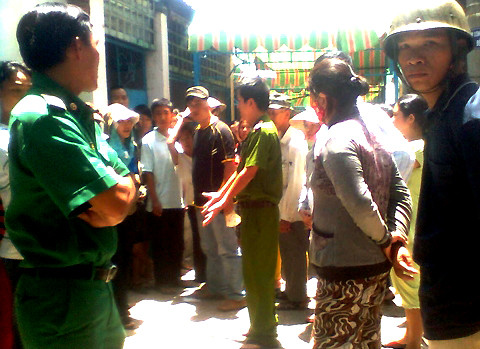 Công an kiểm tra nhà bà Liên khi xảy ra vụ việc. Công an kiểm tra nhà bà Liên khi xảy ra vụ việc