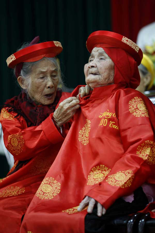 Cụ Trương Thị Tuất 90 tuổi sửa lại áo cho cụ Nguyễn Thị Tỳ 100 tuổi