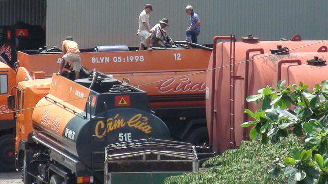 Tấp nập xe bồn ở bãi xăng dầu Trâu Điên. Ảnh: Tuổi Trẻ