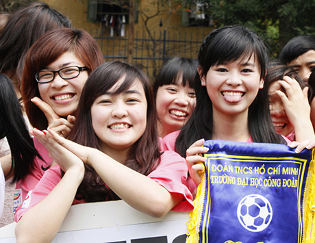 Đại diện nhận cờ lưu niệm của BTC