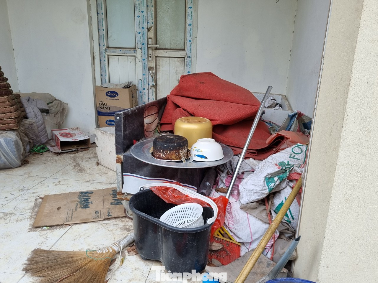 Trao đổi về việc chậm trễ đưa vào sử dụng chợ dân sinh Phú Đô, ông Lê Văn Chư, Phó Chủ tịch UBND phường Phú Đô cho biết, nhân dân phường Phú Đô rất mong muốn chợ được sớm đưa vào sử dụng. Việc chậm đưa chợ vào sử dụng khiến nhân dân, các tiểu thương có nhiều ý kiến đến các cấp, các ngành. Trong các cuộc tiếp xúc cử tri, nhân dân đều có đề nghị UBND quận sớm đưa chợ vào hoạt động.