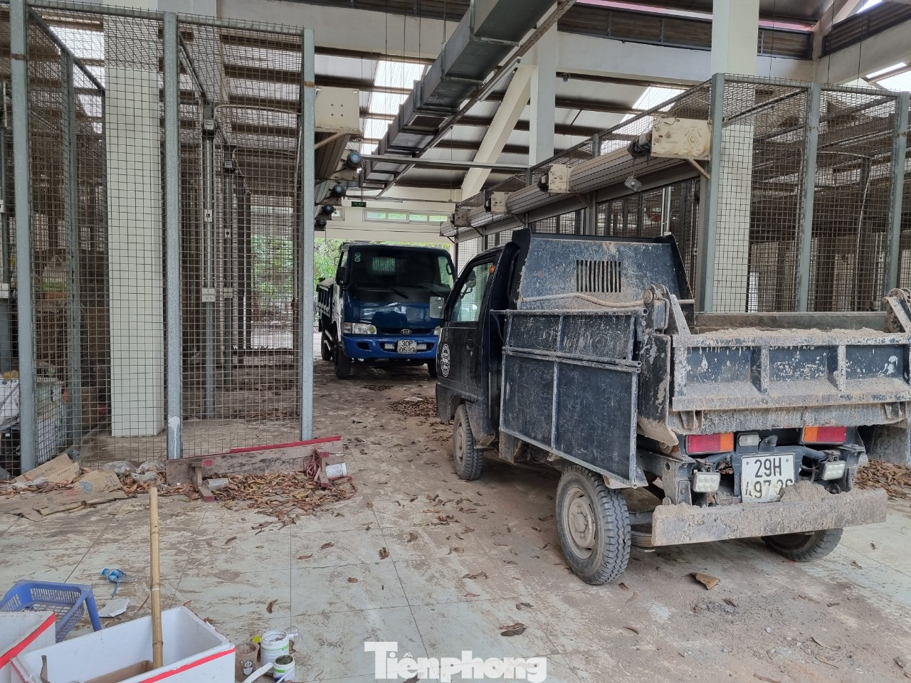 Chợ dân sinh Phú Đô giờ trở thành nơi để xe ô tô cho một số người dân.