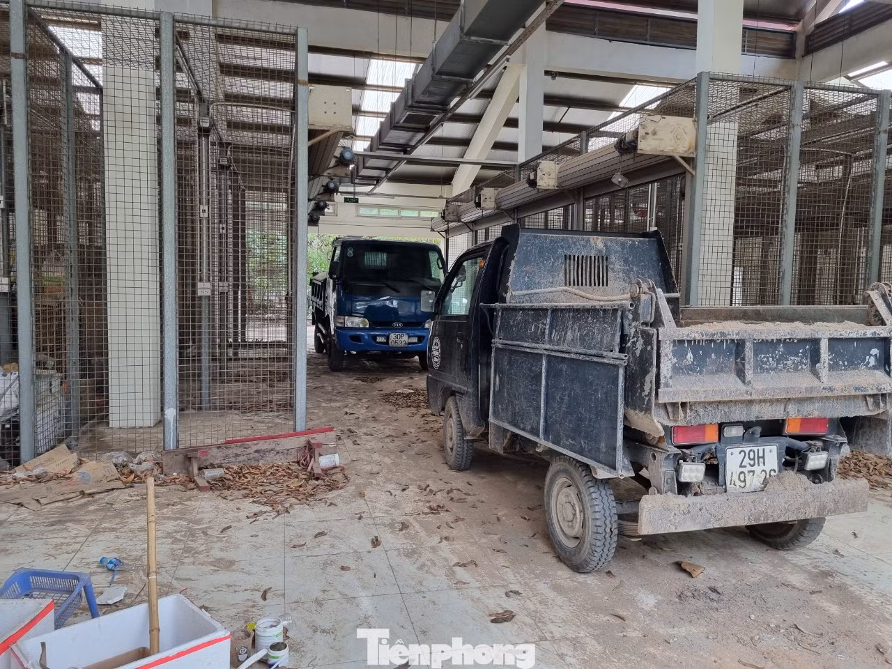 Chợ dân sinh Phú Đô giờ trở thành nơi để xe ô tô cho một số người dân.