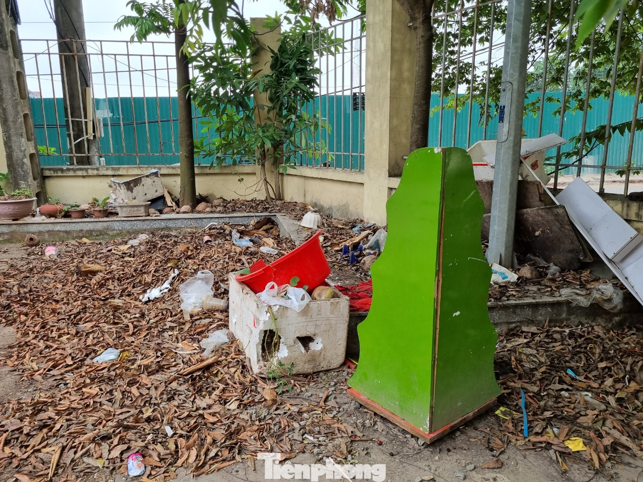 Trong khi chợ dân sinh Phú Đô xây xong bị bỏ hoang, trở thành nơi đổ rác thải, thì gần đó các tiểu thương phải buôn bán trong chợ tạm xập xệ. Một tiểu thương cho biết, họ được chính quyền địa phương hứa tháng này, rồi tháng khác được về chợ mới buôn bán. Nhưng chờ mãi, chờ mãi mà chính quyền địa phương không triển khai.