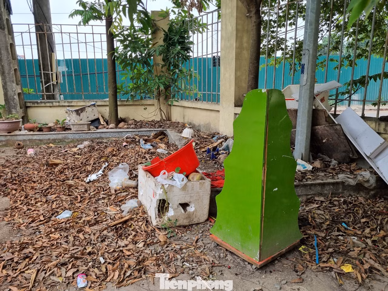 Trong khi chợ dân sinh Phú Đô xây xong bị bỏ hoang, trở thành nơi đổ rác thải, thì gần đó các tiểu thương phải buôn bán trong chợ tạm xập xệ. Một tiểu thương cho biết, họ được chính quyền địa phương hứa tháng này, rồi tháng khác được về chợ mới buôn bán. Nhưng chờ mãi, chờ mãi mà chính quyền địa phương không triển khai.