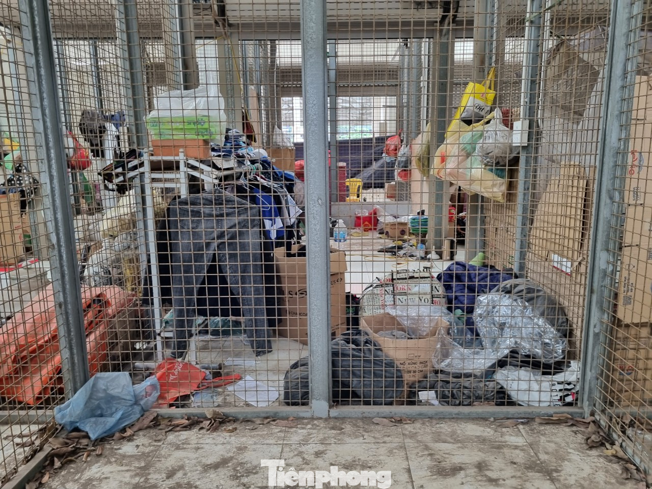 Một người dân sinh sống ở đây cho hay, thấy chợ bỏ không, không có người bảo vệ, nên cả gia đình dọn vào đây ở hơn 2 năm nay. "Mấy năm nay gia đình tôi dọn về ở đây, nhưng không có ai đến hỏi han gì, nên vừa rồi tôi gọi thêm người về đây ở cho vui", người này chia sẻ.