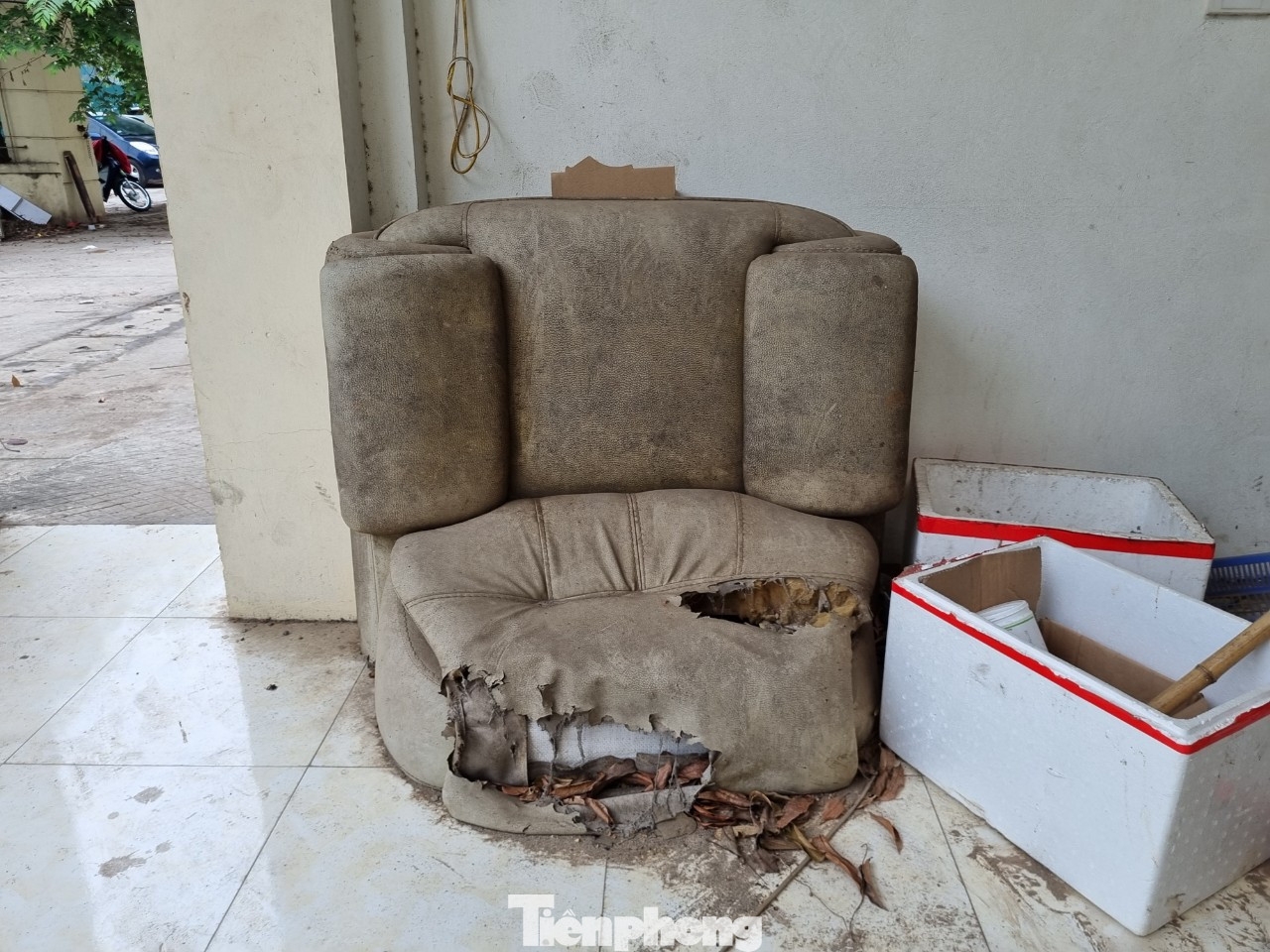 Theo các tiểu thương buôn bán ở chợ tạm Phú Đô, họ mòn mỏi chờ đợi từng ngày để được chính quyền địa phương, cơ quan chức năng cho phép về buôn bán ở chợ dân sinh Phú Đô.