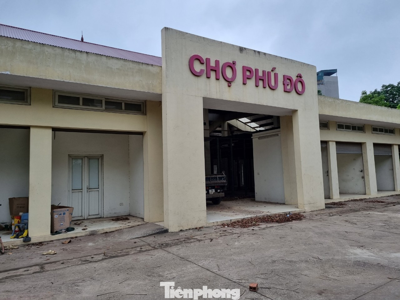 Chợ dân sinh Phú Đô bị bỏ hoang, do vướng mắc trong giải phóng mặt bằng.