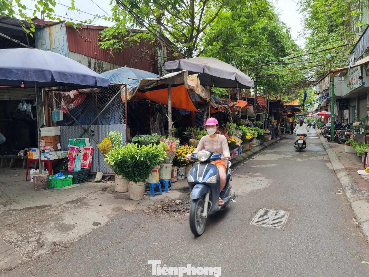 Ông Chư cho biết, việc chậm đưa chợ vào sử dụng chợ dân sinh Phú Đô do vướng mắc về cơ chế. Cụ thể, chợ dân sinh Phú Đô được UBND quận quyết định đầu tư bằng ngân sách Nhà nước. Nhưng theo quy định hiện hành, chợ dân sinh Phú Đô phải sử dụng nguồn vốn ngoài Nhà nước nên gây ra một số vướng mắc, dẫn đến việc chậm tiến độ, chậm đưa chợ vào sử dụng.
